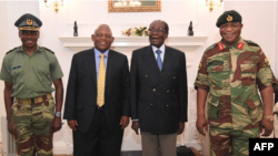 Le président du Zimbabwe Robert Mugabe avec l'armée, à Harare, le 16 novembre 2016.