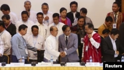 Isyonchi guruhlar hamda hukumat vakillari tinchlik kelishuviga imzo chekmoqda, Yangon, Myanma, 31-mart, 2015-yil.