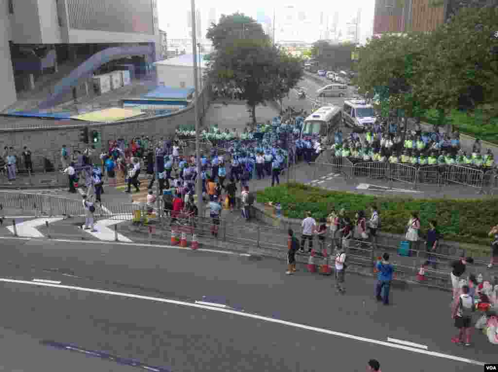 港人聲援佔中抗拒警方封鎖中環金鐘多處癱瘓(美國之音海彥拍攝)