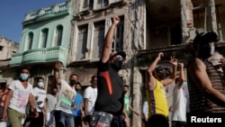 Los manifestantes portan carteles contra el gobierno en una protesta masiva en La Habana, la capital de Cuba, el 11 de julio de 2021.