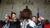 资料照：中国游客在台北中正纪念堂蒋介石铜像前拍照。(2019年4月4日)