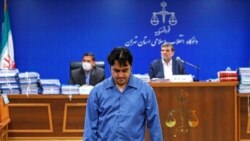 روح‌الله زم، لە دادگای تاران ٢ی مانگی٦ی ٢٠٢٠ی زاینی. ئێران ئیدعا دەکات ناوبراوی لە ڕیگای کردارێکی نەهێنی لە دەرەوەڕا هێناوە ئێران. ئەم ڕۆژنامە نووسە لە ١٢ی مانگی ١٢ی ٢٠٢٠ ئێعدام کرا.