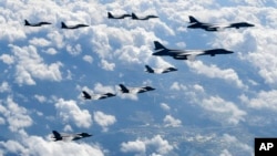 지난 2017년 북한의 화성-12 탄도미사일 발사에 대응해 출격한 미군 B-1B 전략폭격기와 F-35B 스텔스 전투기가 한국 공군 F-15K 전투기와 함께 한반도 상공을 비행하고 있다.