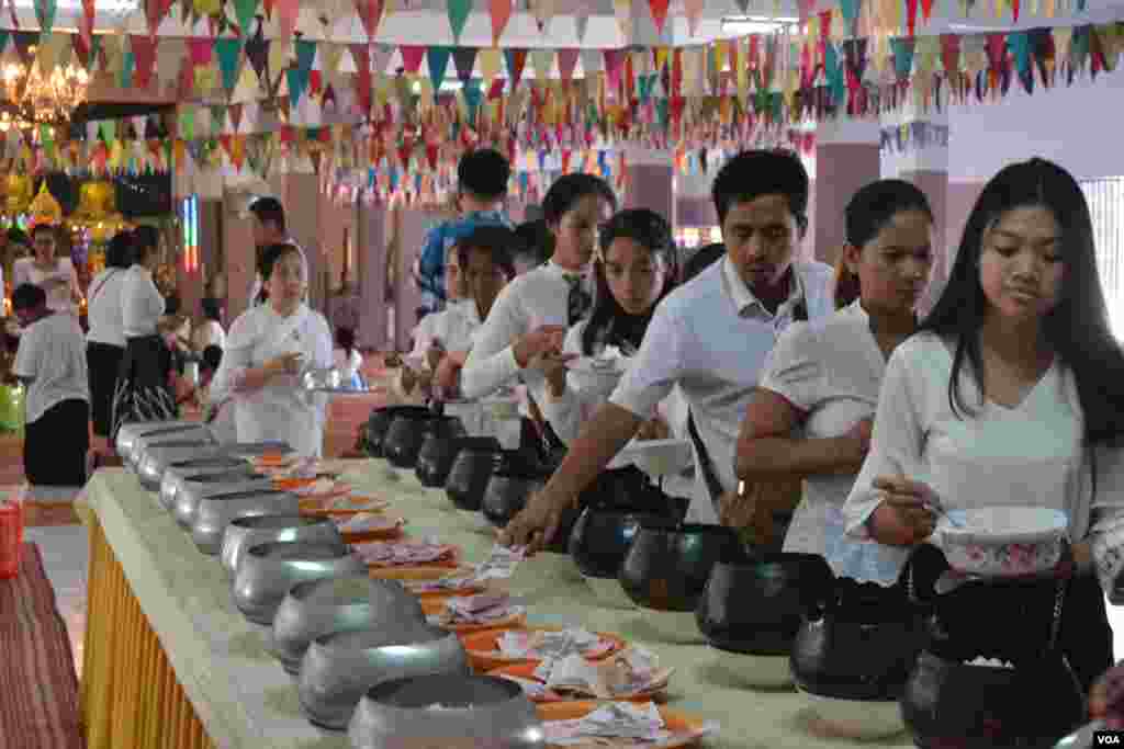 ទិដ្ឋភាពទូទៅនៅថ្ងៃកាន់បិណ្ឌទីពីរនៃពិធីបុណ្យភ្ជុំបិណ្ឌ នៅវត្តកោះ ក្នុងក្រុងភ្នំពេញ ថ្ងៃអង្គារ ទី២៦ ខែកញ្ញា ឆ្នាំ២០១៨។ (ណឹម សុភ័ក្រ្តបញ្ញា/VOA)
