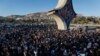 Activistas sirios se congregan en la plaza Umayyad durante una protesta para exigir un estado laico, en Damasco, el 19 de diciembre de 2024. 