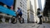 Patung The Fearless Girl di depan Bursa Saham New York, Rabu, 16 Juni 2021. Para pelaku pasar menunggu keputusan bank sentral AS, the Fed, mengenai arah suku bunga acuan.