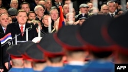 Predsjednik Republike Srpske Milorad Dodik (lijevo) izgleda kako snage bezbjednosti marširaju tokom parade u sklopu svečanosti povodom obilježavanja Dana Republike Srpske, u Banja Luci, 9. januara 2024. godine.