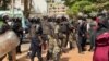 Pour manifester leur mécontentement face aux coupures intempestives d'électricité dans la capitale, un groupe de jeunes a organisé un sit-in devant la société Energie du Mali (EDM). 