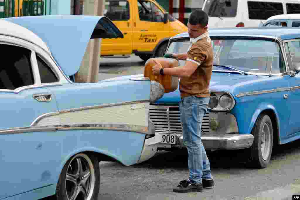 En 1990, Cuba anuncia el inicio del Período Especial, un programa de ajuste y resistencia para enfrentar la fuerte crisis provocada por la desaparición de la URSS y el bloque comunista.