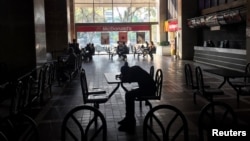 El gran apagón que comenzó la tarde del jueves 7 de marzo de 2019 ocurre en medio de una escalada de las tensiones políticas debido a la pugna que mantiene la oposición con el gobierno de Nicolás Maduro para presionar su salida del poder.