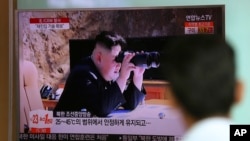 一家韩国电视台播放朝鲜领导人金正恩观看试射洲际弹道导弹的新闻(2017年7月5日)