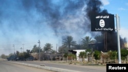 지난 2014년 11월 이라크 바그다그 북부에서 이라크 정부군과 ISIL 세력간 교전이 발생한 가운데, ISIL 깃발이 날리고 있다. (자료사진) 