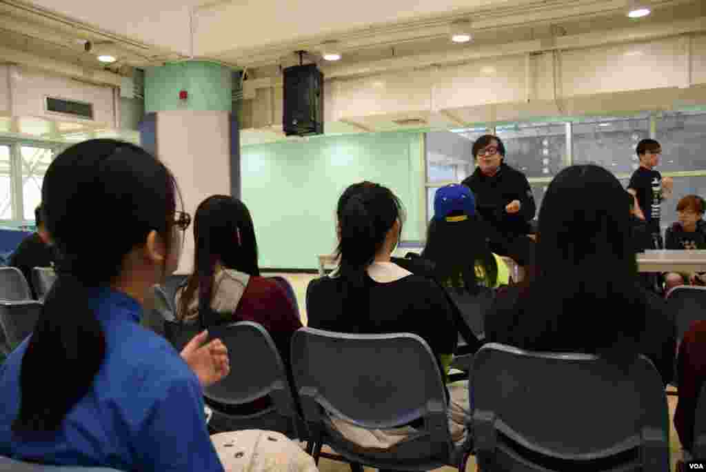 學民思潮舉辦題為「被時代選中的我們﹖」中學生討論會,有數十人出席。(美國之音湯惠芸拍攝)