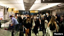 ARHIVA - Putnici na aerodromu u Denveru u Koloradu, 24. novembra 2021.