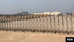 រូបឯកសារ៖ ច្រកចូលទៅរោងចក្រផលិតស្ករអំពៅ Rui Feng ត្រូវបានបិទទាំងស្រុងក្នុងស្រុកឆែប ខេត្តព្រះវិហារ ថ្ងៃទី១ ខែកុម្ភៈ ឆ្នាំ២០២០។ (ស៊ុន ណារិន/VOA) 