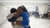 ARCHIVO - Valerie Laveus saluda a su sobrino Tristán-Ryan Malherbe Daniel cuando él y su padre llegan por primera vez a EEUU desde Haití, en Fort Lauderdale, Florida, 9 de agosto de 2023.