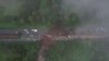Vista aérea del colapso de un drenaje debajo de la carretera Palin-Escuintla debido a las fuertes lluvias en Palin, cerca de la Ciudad de Guatemala, el 16 de junio de 2024.