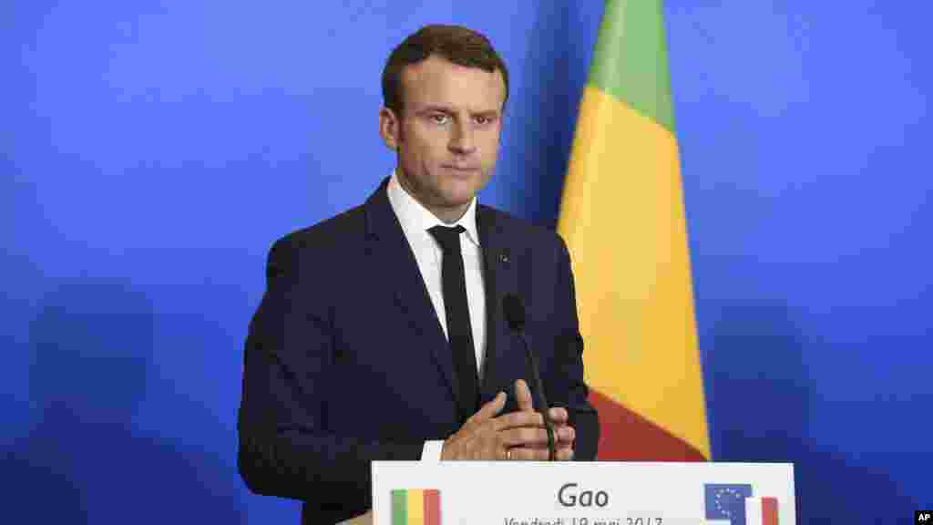 Shugaban Kasar Faransa Emmanuel Macron ya tattauna tare da 'yan jarida a jihar Gao dake arewacin Mali, ranar Juma'a 19 ga watan Mayu shekarar 2017. 