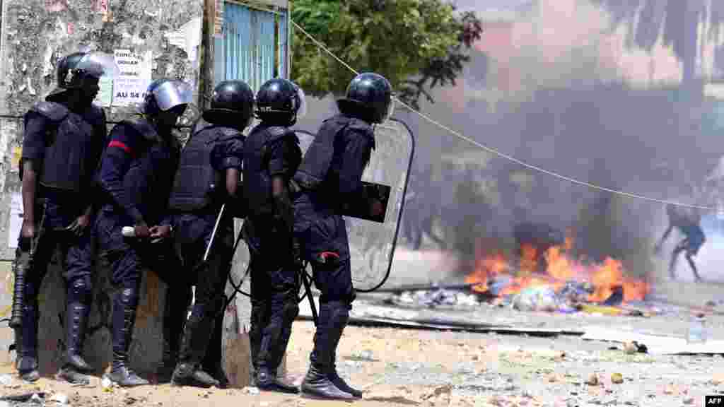 La police sénégalaise affronte les étudiants lors des manifestations à l'Université Cheikh Anta Diop de Dakar le 16 mai 2018