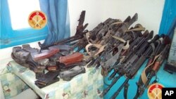 Des armes saisies par des militants des forces tunisiennes dans la ville de Ben Guerdane, le sud de la Tunisie, 7 mars 2016. (Ministère de la Défense tunisien via AP)