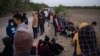 Migrantes en busca de asilo en La Joya Texas, el 26 de marzo de 2021.