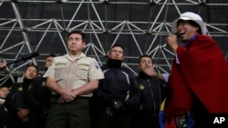 Policías detenidos por los indígenes en Quito, Ecuador. los oficiales fueron liberados en la tarde noche del jueves 10 de octubre de 2019. AP Photo/Dolores Ochoa.