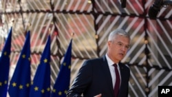 El ministro de Asuntos Exteriores de Eslovenia, Ivan Korcok, conversa con la prensa cuando llega a una reunión de ministros de Asuntos Exteriores de la UE en el edificio del Consejo Europeo en Bruselas. Julio 13, 2020.