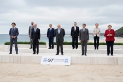 Los líderes del G7 posan para una foto con vista a la playa en el Hotel Carbis Bay en Carbis Bay, St. Ives, Cornwall, Inglaterra, el viernes 11 de junio de 2021.