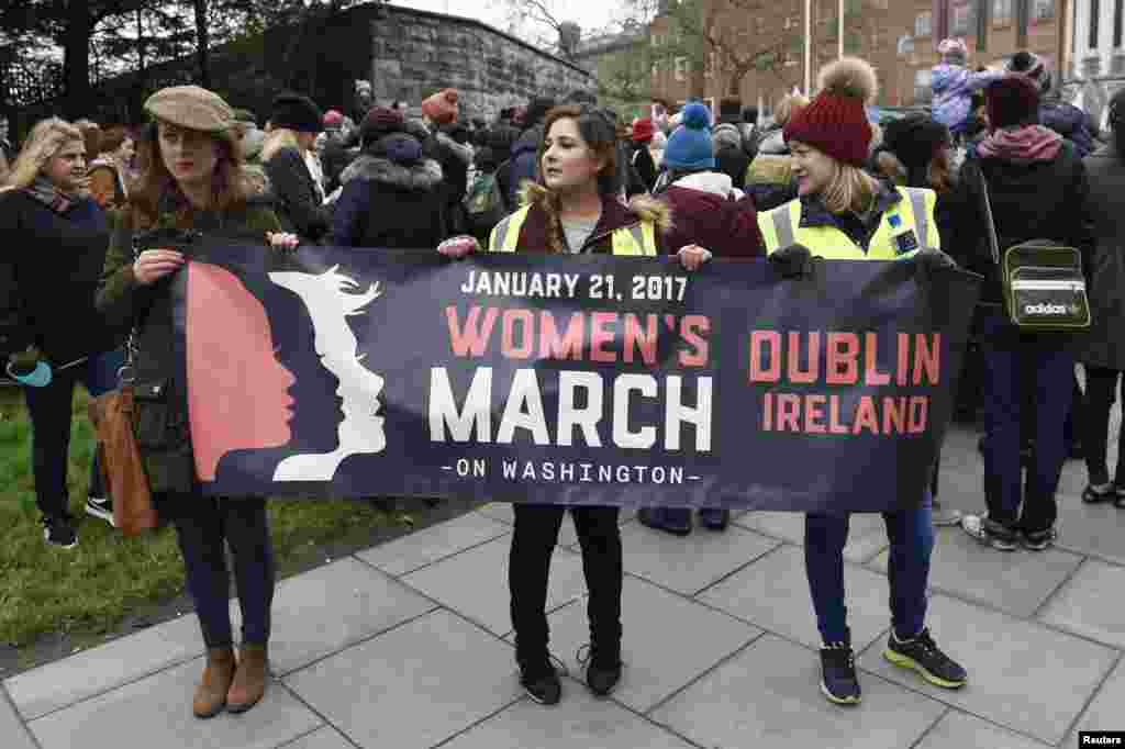 Para peserta protes massal Women's March di Dublin, Irlandia (21/1). (Reuters/Clodagh Kilcoyne)