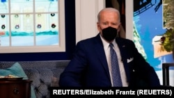 Presiden AS Joe Biden di Gedung Putih di Washington, AS, 24 Desember 2021. Ia mengatakan sejumlah rumah sakit bisa "dibanjiri" kasus-kasus COVID. (Foto: REUTERS/Elizabeth Frantz)