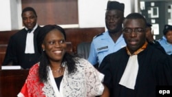 L’ancienne première dame de la Côte-d'Ivoire, Simone Gbagbo, à gauche, est accompagnée de son avocat, au premier jour de son procès à la Cour de Justice d'Abidjan , Côte-d'Ivoire, 31 mai 2016. epa / LEGNAN KOULA
