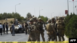 Tentara AS dan pasukan keamanan Afghanistan memeriksa lokasi serangan di Kabul, Afghanistan, 24 September 2017.