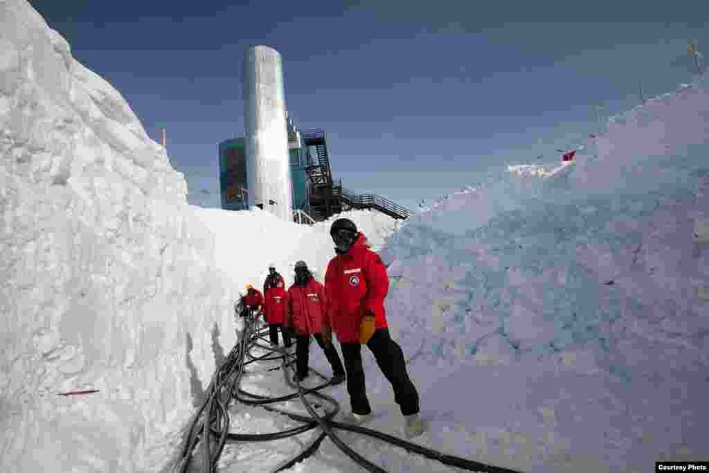 Once the detectors were deployed, cables were pulled to connect the sensors to IceCube Lab’s servers. (Freija Descamps/NSF)