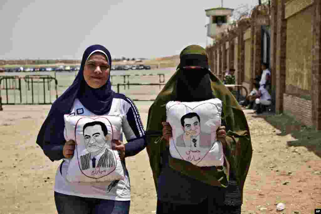 Women show their support for Mubarak during his trial on corruption charges at Cairo's Police Academy in 2015. (Photo: Hamada Elrasam)