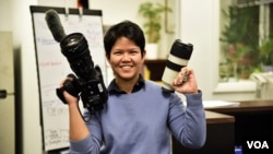 អ្នកស្រី Warangkana Chomchuen ថតរូប​នៅ​ការិយាល័យ​VOA ភាសាថៃ ក្នុង​រដ្ឋធានីវ៉ាស៊ីនតោន។ (Pinitkarn Tulachom/VOA Thai)