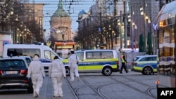 Investigadores trabajan en la escena del ataque con un coche en Mannheim, suroeste de Alemania, el 3 de marzo de 2025.