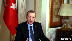 ​ប្រធានាធិបតី​តួកគី Tayyip Erdogan ធ្វើ​​បទ​សម្ភាស​ន៍​ជាមួយ​អ្នក​សារព័ត៌មាន​កាល​ពីថ្ងៃទី​១៩ ខែ​ធ្នូ។
