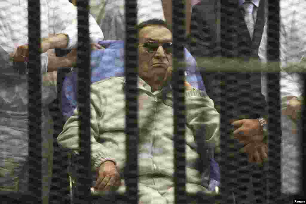 Egypt's ousted President Hosni Mubarak sits inside a dock at the police academy on the outskirts of Cairo April 15, 2013 (File photo).