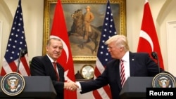 Turkiya Prezidenti Rajab Toyyib Erdog'an (chapda) AQSh rahbari Donald Tramp bilan