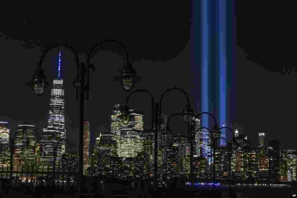Yon Omaj ak Limye, 2 kolonn vetikal limye ki reprezante 2 bilding Sant Komesyal Mondyal la ki tonbe nan atak 11 Septanm 2001 an, nan Manhattan, Nouyok.