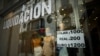 Un negocio en Buenos Aires muestra los distintos tipos de cambio que maneja, el 21 de noviembre de 2023.