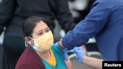 Una mujer recibe una vacuna contra la enfermedad por coronavirus (COVID-19), en Jordan Downs en Los Ángeles, California, EE. UU., 10 de marzo de 2021.