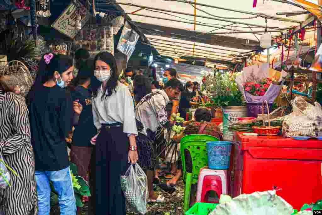 ទិដ្ឋភាពទូទៅនៃការត្រៀមរៀបចំពិធីបុណ្យចូលឆ្នាំខ្មែររបស់ពលរដ្ឋកម្ពុជា រាជធានីភ្នំពេញ នៅថ្ងៃទី ១៣ ខែមេសា ឆ្នាំ២០២០។ (ខាន់ សុគុំមនោ/VOA)