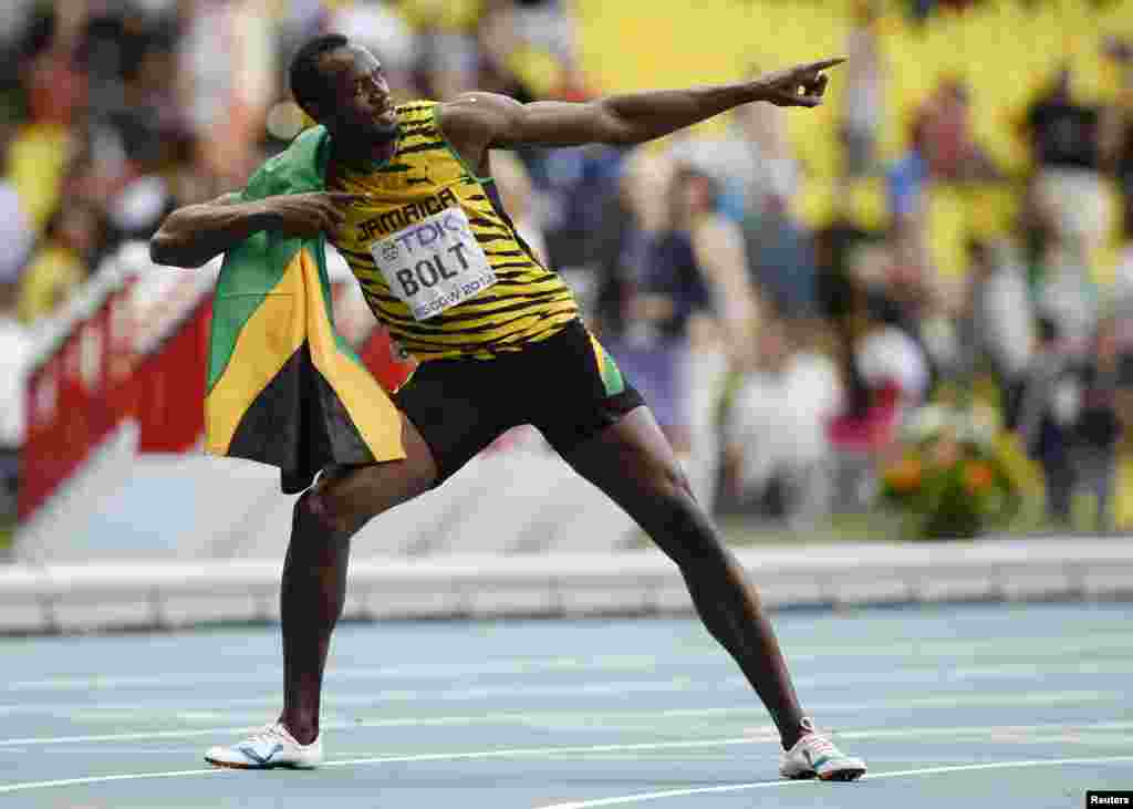 Usain Bolt, un spécialiste du sprint, est sextuple champion olympique. Sur cette photo, Bolt de la Jamaique célèbre sa victoire à la finale 200 mètres messieurs au championnat mondial d'Athléthisme de l'IAAF au stadium Luzhniki à Moscou, le 17 août 2013. REUTERS/Dylan Martinez (RUSSIA - Tags: SPORT ATHLETICS) - RTX12P19 