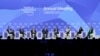 Panel diskusi yang dihadiri sejumlah pemimpin dunia, termasuk presiden Forum Ekonomi Dunia Borge Brende (kiri), digelar di Davos, Swiss, pada 17 Januari 2023. (Foto: AP/Markus Schreiber)