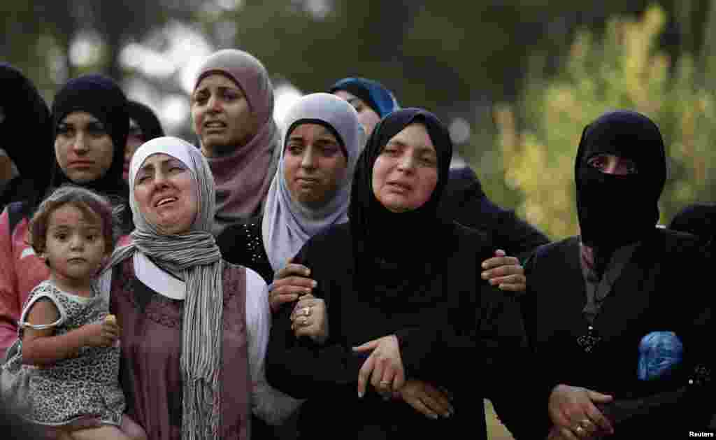 Syrian women mourn the loss of loved ones in Aleppo fighting, August 5, 2012.