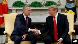 NATO Bosh kotibi Yens Stoltenberg (chapda) AQSh Prezidenti Donald Tramp bilan Oq uyda, 2019-yil, 2-aprel.