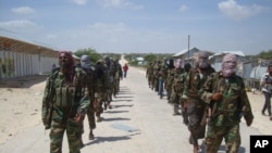 Anggota kelompok militan Somalia al-Shabab berpatroli dengan berjalan kaki di pinggiran Mogadishu, Somalia, Maret 2012. [Foto:dok]