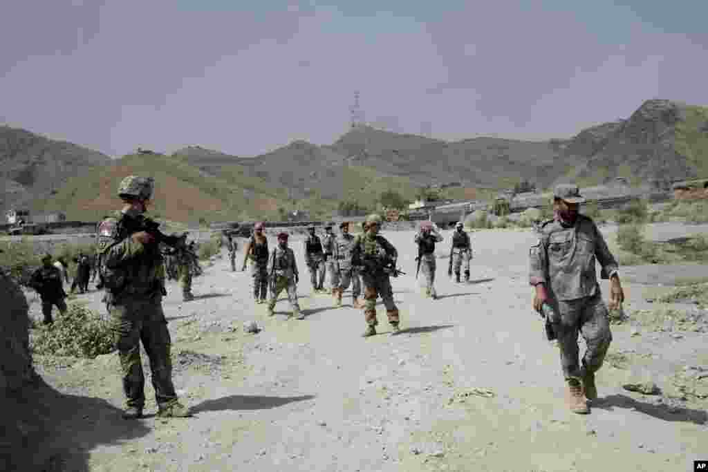 Afg'onistonning Pokiston bilan chegarasi yonida toliblar Amerika bazasiga hamla qilgan. Inshootda portlashlar sodir etilib, mashinalar yoqilgan va NATOning muhim ta'minot yo'li to'silgan. Hujumchilarning bari o'ldirilgani aytiladi.