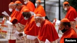 Cardenales usando mascarillas participan de un consistorio en la Basílica de San Pedro este sábado 28 de noviembre.